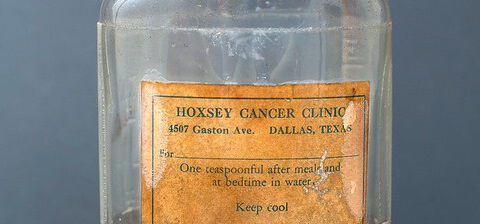 Foto einer Flasche von Hoxseys wirkungslosem „Heilmittel“ gegen Krebs, das die FDA in den 50er Jahren vom Markt nahm. Geschichte der FDA lesen!