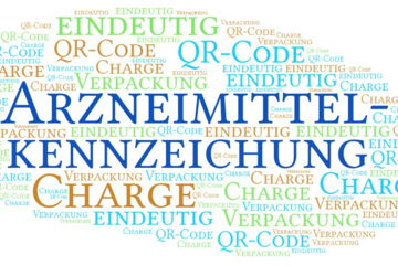Ein wichtiger Bestandteil der Arzneimittelkennzeichnung ist der Einsatz automatischer Identifizierungstechnologien wie Barcodes und QR-Codes, wie es zum Beispiel im Rahmen des securPharm-Systems geschieht.
